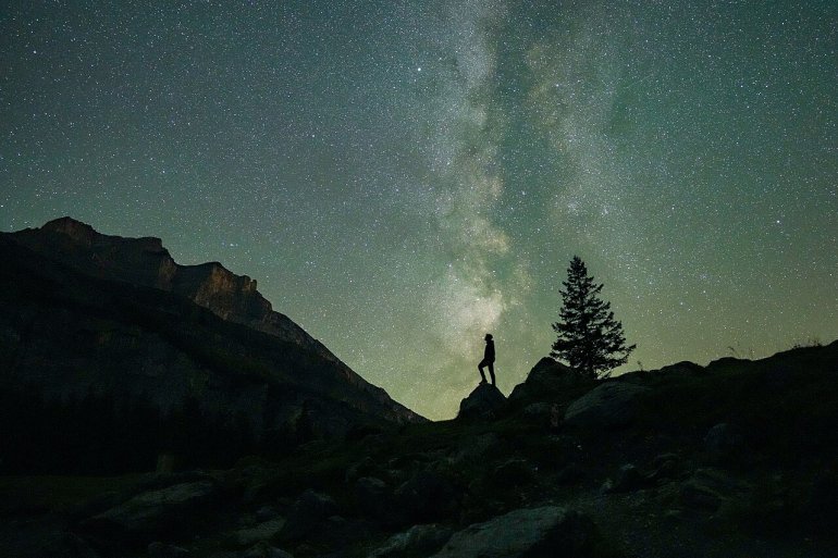 1280px-018_Human_looking_at_the_stars_during_Perseids_with_the_Milky_Way_in_the_background_Photo_by_Giles_Laurent.jpg