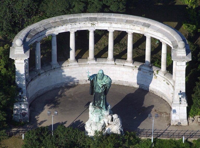 Gellért_szobor_légifelvételen.jpg